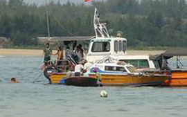 Khai quật khẩn cấp tàu đắm chứa cổ vật tại Bình Sơn